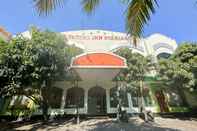 Exterior Global Inn Syariah Mitra RedDoorz near Juanda T1 Airport