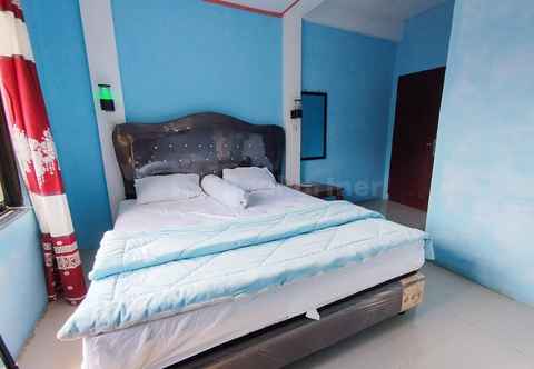 Bedroom AS Resto,Café & Hotel Mitra RedDoorz