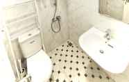 Toilet Kamar 6 DJS Home Stay Syariah