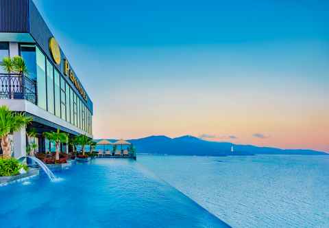 Kolam Renang Peninsula Hotel Danang