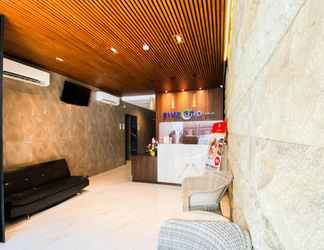 Lobby 2 Fivecord Hotel Solo