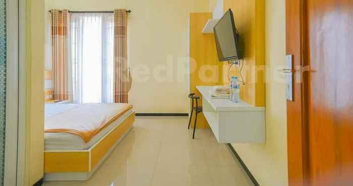 Bedroom One & Quin Guest House Syariah Mitra RedDoorz