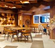 Bar, Cafe and Lounge 7 W Three Style Hotel Makassar