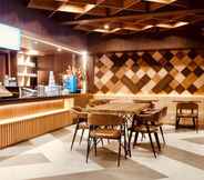 Bar, Cafe and Lounge 6 W Three Style Hotel Makassar