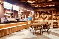 Bar, Cafe and Lounge W Three Style Hotel Makassar