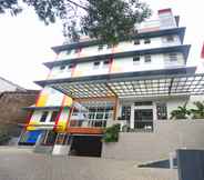 Exterior 3 Front One Hotel Pasir Koja Bandung