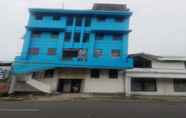 Exterior 5 EXPRESS O 92104 Hotel Moris Syariah