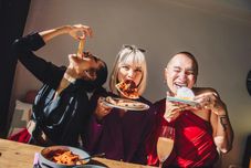 バー、カフェ、およびラウンジ Uno Express