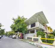 Bangunan 2 SPOT ON 92114 Homestay Riverside Duko