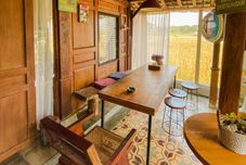 บาร์ คาเฟ่ และเลานจ์ VillaCantik Yogyakarta triple bed for six persons