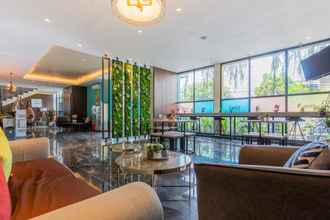 Lobi 4 Sans Hotel Box Mansion Surabaya by RedDoorz