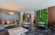 Lobby 6 Sans Hotel Box Mansion Surabaya by RedDoorz