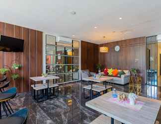 Lobby 2 Sans Hotel Box Mansion Surabaya by RedDoorz