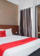 BEDROOM RedDoorz Apartment near Exit Toll Colomadu