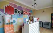 Lobi 3 Reddoorz near Exit Toll Sirkuit Sentul