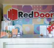 Lobby 2 Reddoorz near Exit Toll Sirkuit Sentul