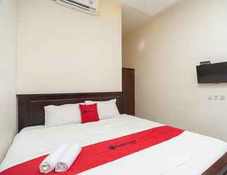 Kamar Tidur 2 RedDoorz Plus near Universitas Indonesia