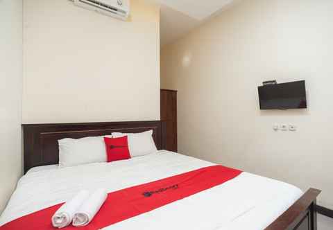 Bedroom RedDoorz Plus near Universitas Indonesia