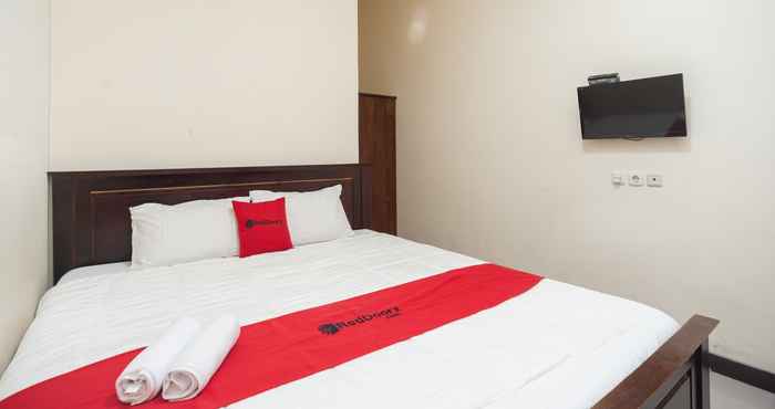 Bedroom RedDoorz Plus near Universitas Indonesia