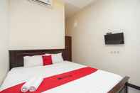 Bedroom RedDoorz Plus near Universitas Indonesia