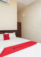 BEDROOM RedDoorz Plus near Universitas Indonesia