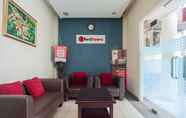 Lobi 2 RedDoorz Plus near Universitas Indonesia