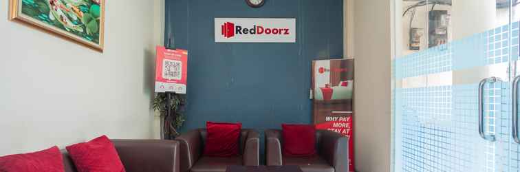 Lobi RedDoorz Plus near Universitas Indonesia