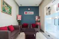 Lobi RedDoorz Plus near Universitas Indonesia