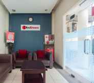 Lobby 2 RedDoorz Plus near Universitas Indonesia