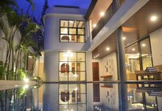 スイミングプール 2 6 BR sunshine city view villa with a private heated pool