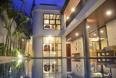 スイミングプール 6 BR sunshine city view villa with a private heated pool