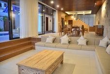 ロビー 6 BR sunshine city view villa with a private heated pool