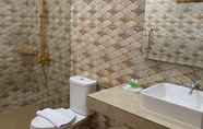 In-room Bathroom 4 Baraba Hotel Syariah