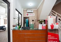 Lobby 7 RedDoorz Syariah near Jatisampurna Hospital