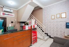 Lobby 5 RedDoorz Syariah near Jatisampurna Hospital