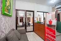 Lobby RedDoorz Syariah near Jatisampurna Hospital