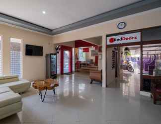 Lobby 2 RedDoorz near Bojonegoro Train Station