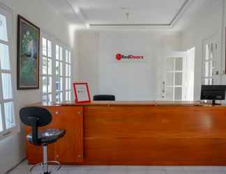 Lobby 2 RedDoorz Plus near UMS Solo