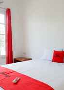 BEDROOM RedDoorz Plus near UMS Solo