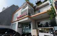 Exterior 7 RedDoorz near Puri Indah Lippo Mall 2