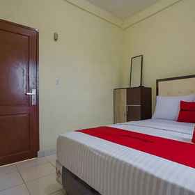 Bedroom 1 RedDoorz ใกล้ Politeknik Negeri Medan, โรงแรม & ที่พัก Mixue Simalingkar