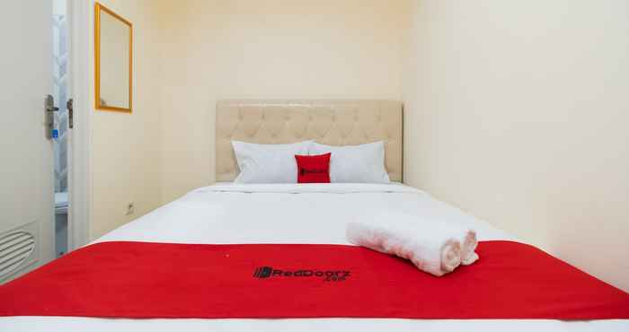 Bedroom RedDoorz @ Kemanggisan Raya