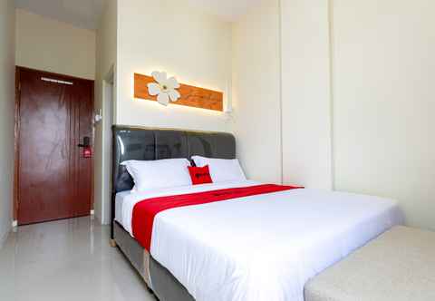 Bedroom RedDoorz Plus @ Komplek ABC Batu Aji