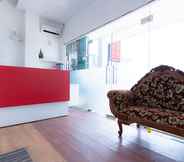 Lobby 5 RedDoorz near Hang Nadim Batam Airport