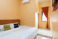 Bedroom Urbanview Hotel Nisura Homestay Medan by RedDoorz