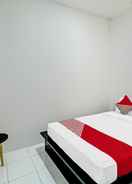 BEDROOM OYO 92433 Sirih Gading Family Guest House