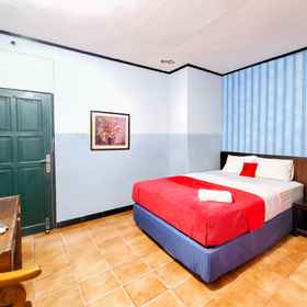 Bedroom 1 RedDoorz Syariah near Pasar Pagi Samarinda, Hotel Samarinda
