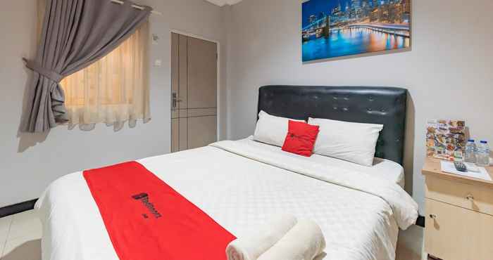 Bedroom RedDoorz near Botani Square Mall