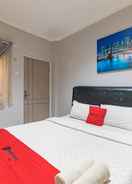 BEDROOM RedDoorz near Botani Square Mall