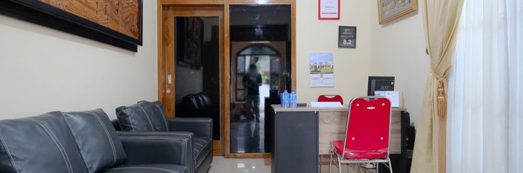 ล็อบบี้ RedDoorz Plus near STIE YKPN